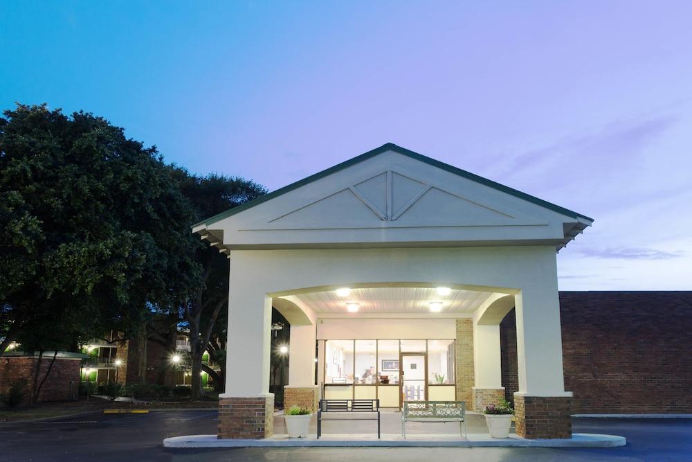 Days Inn By Wyndham Mt Pleasant-Charleston-Patriots Point Екстер'єр фото